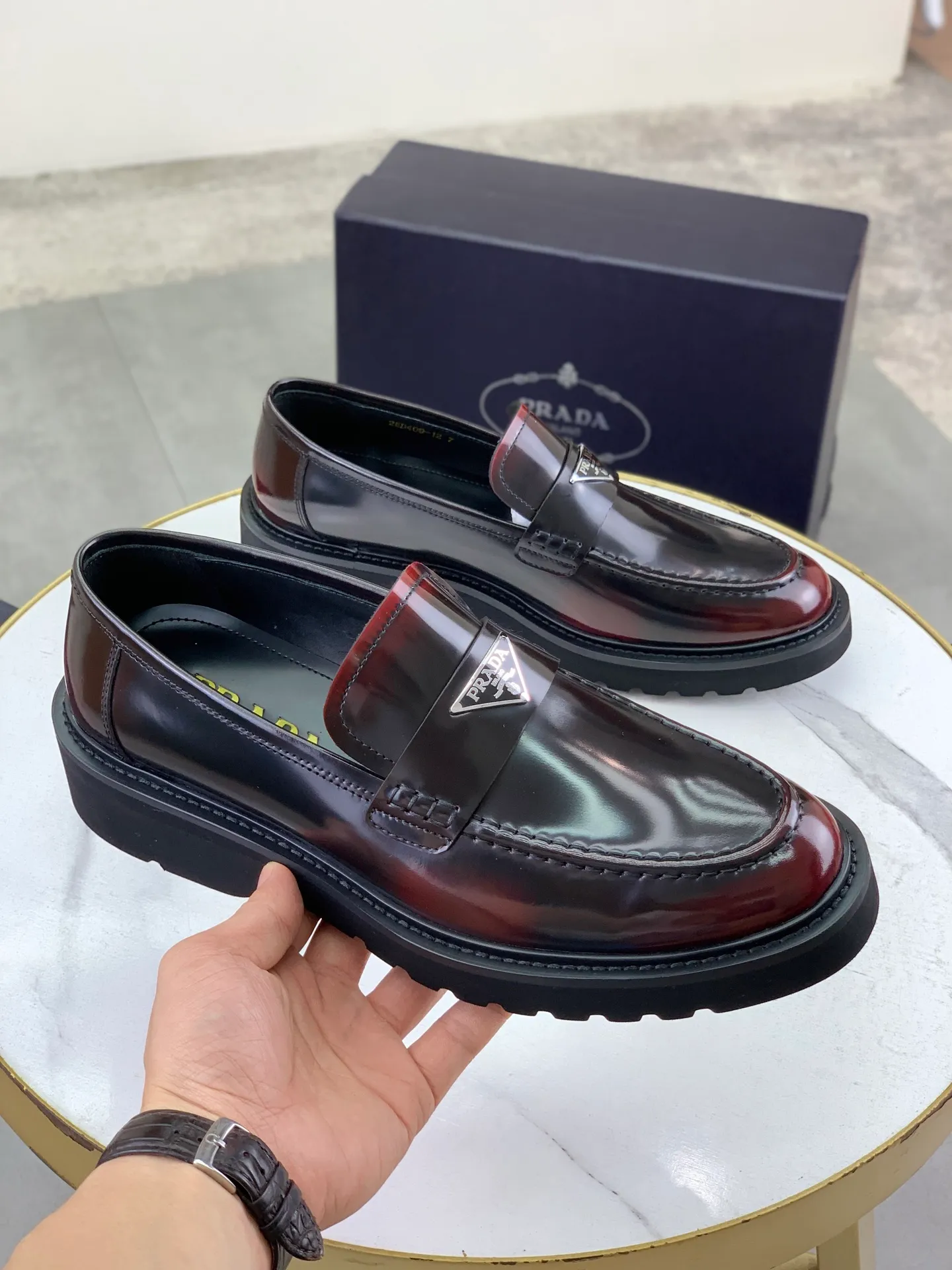 Factory price P880💰Original quality, top version🔱 ＰＲＡＤＡPrada. Men’s business casual leather shoes, top quality products. 1:1 shipment⬆️Luxurious and noble👞All imported original color-brushed edge beads, just to create a more comfortable wearing experience. Upper: Original comfortable open-edge bead rubbed color calfskin➕Top imported water-dyed full cow lining, original high-end lightweight and comfortable TPU foam combination bottom✔️Code number: 39-44 (38 45) 46 47 can be customized)